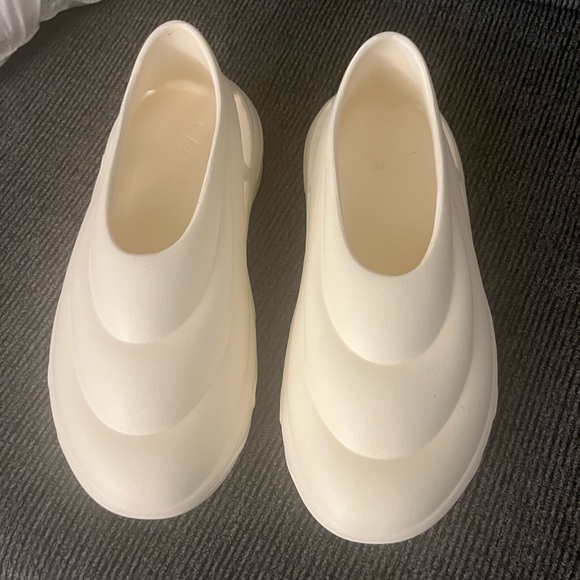 Slides/croc like slides/ slip ons - Picture 2 of 5